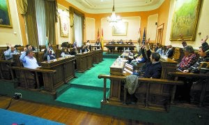 Los ediles del PSE-EE, Bildu y PP votan a favor de la medida, mientras que los concejales de PNV y EB-Berdeak se abstienen. ::
F. DE LA HERA/