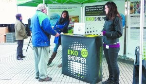 Eko-Shopper. El stand informativo habilitado ayer en la Alameda de Gamón, durante el mercado de los lunes de Errenteria. :: VIÑAS/