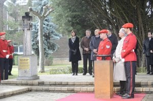 Pebetero. El jefe de la Ertzaintza, José Antonio Varela, el exconsejero de Interior Juan María Atutxa y el hijo del sargento mayor Joseba Goikoetxea apagaron la llama. :: AIZPURU/
