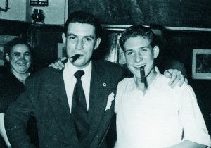 Los fumadores ya tenían las primeras dificultades hace sesenta años. :: KUTXA FOTOTEKA/