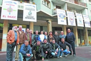 Los estandartes en Armerías. Representantes de las tamborradas de Amara y sus estandartes en los balcones. ::
IRAOLA/