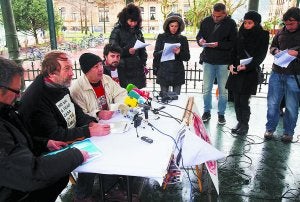 En la calle. Rueda de prensa de Stop Desahucios y Kepasakonlakasa, ayer en Donostia. ::
GUILLERMO RIVAS/
