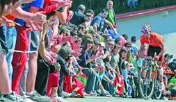 Afición. La Vuelta al País Vasco ha contado siempre con una gran presencia de aficionados en Aia, donde Egoi Martínez recibe los aplausos de los aficionados. :: ARIZMENDI/