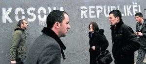 Pintada de la 'República de Kosovo', término rechazado por Serbia, en una calle de Pristina. ::
ARMEND NIMANI/AFP/