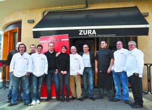 Integrantes de Irun Dastatu y Miguel Ángel Páez en el Zura, donde se presentó la iniciativa. :: F. DE LA HERA/