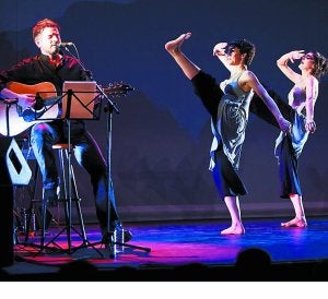 Urdangarin y dos bailarinas de 'Traspasos', en Nora. ::
USOZ/