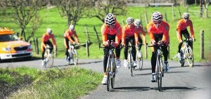 Equipo. Los corredores de Euskaltel-Euskadi durante, el reconocimiento de la contrarreloj final de la Vuelta al País Vasco en Oñati. :: LOBO ALTUNA/