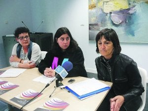Edurne Urbieta, la concejala Ane Eizmendi y en primer término la abogada Ana Isabel López. :: ETXEBERRIA/