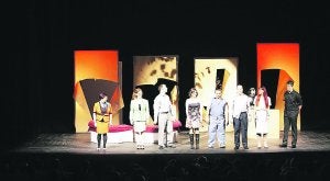 Siete actores de la compañía Banarte Antzerki Taldea dan vida a once personajes./