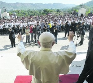 Benedicto XVI saluda a los fieles durante una visita al santuario de la Virgen de la Caridad del Cobre, en Santiago de Cuba. ::
REUTERS/