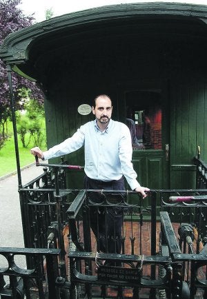 Juanjo Olaizola, en uno de los trenes históricos. :: MORQUECHO/