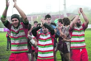 Landare. Los jugadores agradecen el apoyo del público al final del partido. :: LUSA/