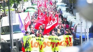 'Lotu borrokari'. Cerca de 500 personas secundaron el llamamiento del sindicato LAB y participaron en la manifestación convocada para ayer en Irun, con motivo del Día Internacional de los Trabajadores. :: F. DE LA HERA/