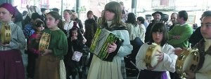 Herriko trikitilari eta pandero joleak ere tartean izango dira biharko topaketan.::
ETXEBERRIA/