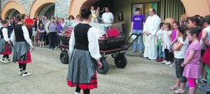 Numerosas personas se reunían en las inmediaciones de la capilla de Floreaga para dar una cálida bienvenida a la reliquia. ::
FOTOS SUDUPE/