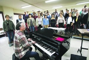 El Ametsa, dirigido por Fernando Etxepare Gómez, durante uno de sus ensayos de esta semana. :: F. DE LA HERA/