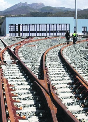 22 vías. Las instalaciones cuentan con una amplia playa de vías para los trenes. :: FOTOS: MIKEL FRAILE/