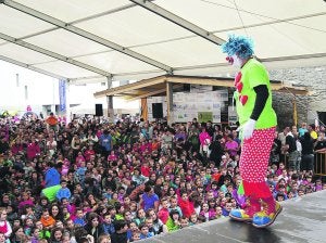 Jendetza hurbildu zen Larraulen ospaturiko festara. ::
NUÑEZ/