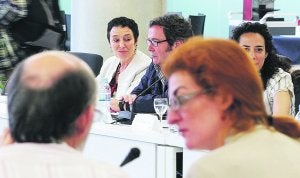 Seminario en Bilbao. Maite Pagazaurtundúa, en primer plano, con Jone Goirizelaia, sentada enfrente, ayer en el Fórum Deusto. ::
TELEPRESS/
