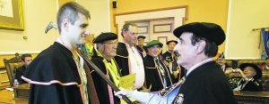 Vistosa entronización. Los cuatro nuevos cofrades de honor fueron entronizados en un momento muy ceremonioso y emotivo. ::
FERNANDO DE LA HERA/