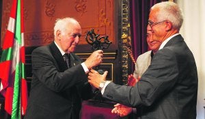 José Luis Ansorena, a la izquierda, recoge el Premio Manuel Lekuona de manos del presidente de Eusko Ikaskuntza, José María Muñoa, en presencia de Garitano. :: LUSA/