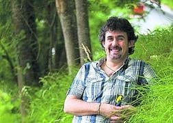 Pello Urizar, en un jardín junto a la sede de Eusko Alkartasuna en Donostia. :: MICHELENA/