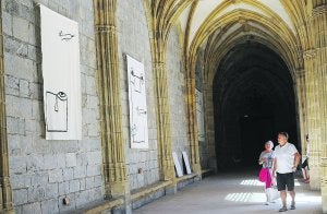 Deba. Los iconos de Larrañaga se rodean del espíritu silencioso que ofrece el claustro de la iglesia Santa María. ::
FÉLIX MORQUECHO/