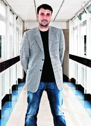 El docente, en la sede de la institución londinense. :: IONE SAIZAR/