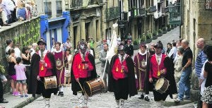 El concejal Txomin Sagarzazu fue el encargado de portar la bandera de la ciudad hasta la iglesia. ::
F. DE LA HERA/