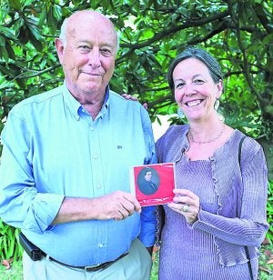 Estreno. Juan Izeta y Carmen de las Cuevas, con el CD. ::
LOBO ALTUNA/
