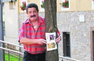 Goenaga. Con una de las fichas que colocó en diferentes zonas de la comarca. :: ARESTI/