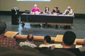 Ander Usabiaga, Helena Franco, Larraitz Ugarte y Jon Lasa, en la reunión celebrada en el Amaia.
::
F. DE LA
HERA/