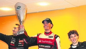 Ander, con el trofeo de campeón de la Nascar Europea. :: DV/