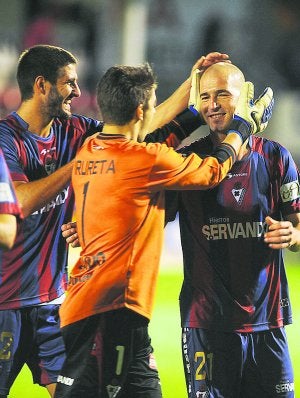 Irureta y Raúl Navas felicitan a Jito, que marcó el gol de la victoria en el minuto 110. :: FÉLIX MORQUECHO/