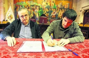 Convenio. Juan Garibi y Julen Mendoza ayer durante la firma. ::
ARIZMENDI/