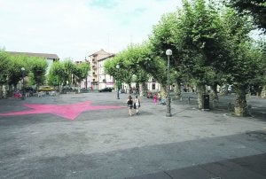 Reactivación. El Gobierno municipal quiere que la reurbanización de la plaza Urdanibia sea la punta de lanza de un plan de acciones para transformar social y económicamente la Parte Vieja. :: F. DE LA HERA/