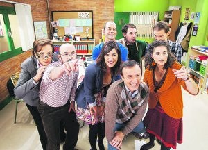 Los protagonistas de 'DBH' posaban ayer en uno de los sets donde ruedan la teleserie. ::
USOZ/