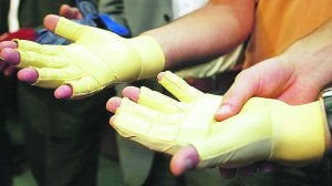 Babeskus. El nuevo guante homologado por la Internacional es una evolución del que presentaron en 2007, hace cinco años. :: MIKEL FRAILE/
