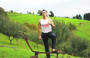 Aizkolari. Xabier Zaldua posa en las inmediaciones de su caserío. :: ARESTI/