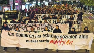 Manifestantes recorrieron ayer las calles de Donostia. ::
RIVAS/
