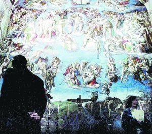 Por la Capilla Sixtina pasan casi 30.000 visitantes cada día./
