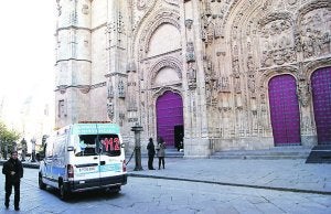 La ambulancia que atendió al turista, junto a la catedral. ::
EFE/