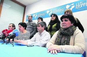 Los miembros de Herrira, en la rueda de prensa en Bilbao. ::
TELEPRESS/
