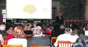 Entzuleak Linazasoro neurologoaren hitzaldian. :: GOIZARIN/