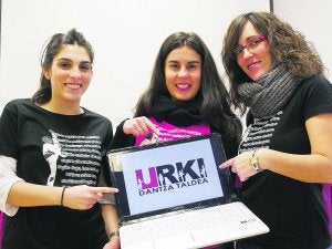 25 aniversario. Isasi, Beraza y Loigorri enseñan el nuevo logotipo del grupo Urki. ::
UNANUE/