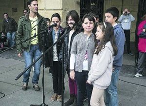 OZENKI. Ikasleek bakeari eta adiskidetasunari buruzko zenbait esaldi eta testu irakurri zituzten./