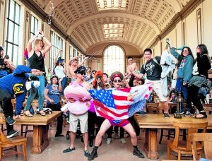 Jóvenes norteamericanos bailan 'Harlem Shake'. Abajo, el Dj Baauer pone música a este nuevo viral. :: R.C./