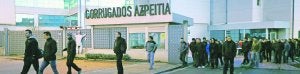 Trabajadores de Corrugados Azpeitia salen de la planta el pasado enero en las jornadas previas a retomar la actividad de la acería. :: LOBO ALTUNA/