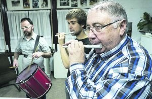 Pífanos y tambores. José Mari Irastorza en uno de los ensayos de esta banda 'militar' del XIX. ::
F. DE LA HERA/