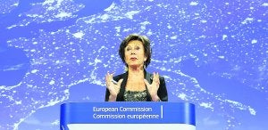La comisaria Neelie Kroes, durante su presentación de ayer en la Comisión Europea. :: AFP/